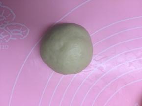 醒好的面团，按压排气后滚圆