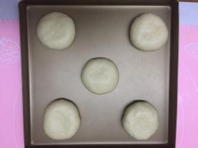 然后放在烤盘里稍微按扁，依次做好每个面团