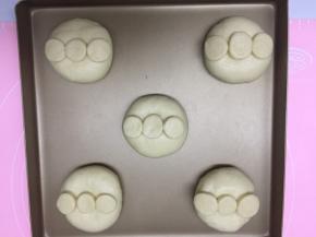 把刚刚剩下的面团，擀成薄片，然后用一个裱花嘴，圆直径大概是3厘米的，印出圆形片来，在按扁的面团中间刷一点点水，把圆形片贴在刷了水的面团上，用手稍微压一下，能更紧密的沾在一起