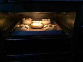 烤箱提前先预热好上下火180度10分钟，然后把面包放到烤箱中层，上下
火165度18分钟，面包如果烤上色后，要用锡纸盖上，免得表面颜色过黑