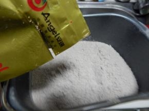 两种面粉混合加入酵母