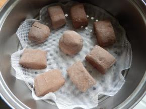 然后摆放到蒸锅里