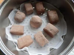 然后摆放到蒸锅里