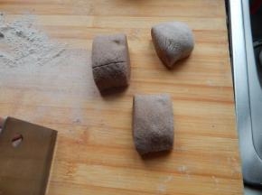 醒好的面团切成小块