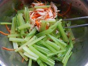 加入焯完水的芹菜