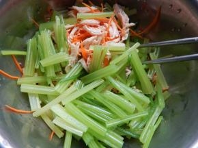 加入焯完水的芹菜