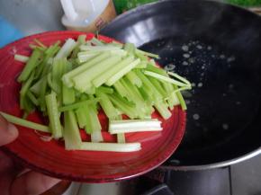 芹菜焯一下水