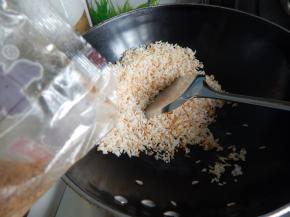 不停的翻炒在加入五香粉