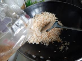 不停的翻炒在加入五香粉