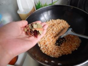 炒至表面黄在加入大料