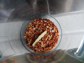 炒至焦黄加入研磨机里