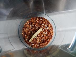 炒至焦黄加入研磨机里