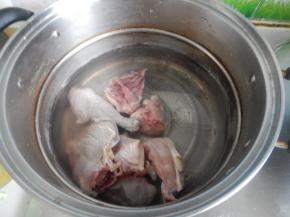 鸡块加入清水里