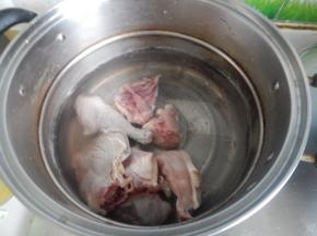 鸡块加入清水里