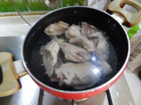 然后清洗干净，加入锅里