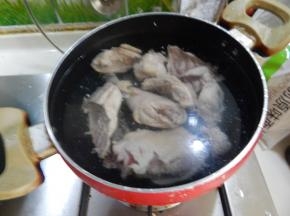 然后清洗干净，加入锅里