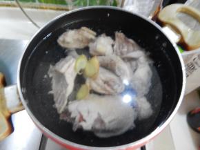 在加入清水加入老姜及大料