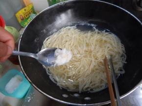 然后在条在加入盐煮