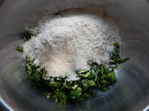 然后放盆里加入面粉