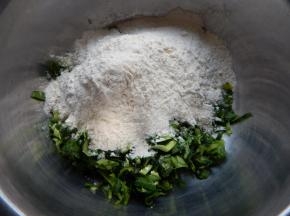 然后放盆里加入面粉