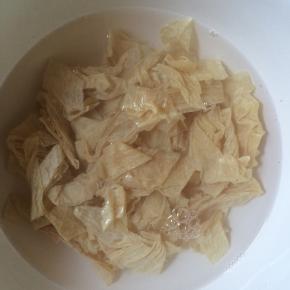 豆皮用凉水泡发。