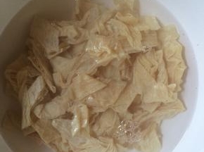 豆皮用凉水泡发。