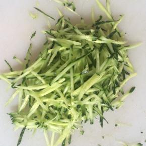 黄瓜切成细丝。