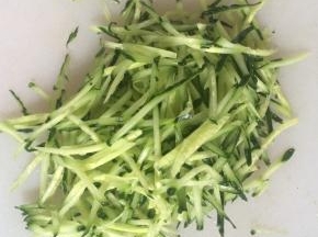 黄瓜切成细丝。