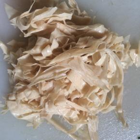 焯烫好的豆皮，过凉水后，沥去水分，改刀切成细丝。