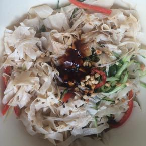 混合豆皮与黄瓜丝，加入花生碎、黑芝麻、香油、盐、蚝油、生抽、醋搅拌均匀即可。