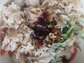 混合豆皮与黄瓜丝，加入花生碎、黑芝麻、香油、盐、蚝油、生抽、醋搅拌均匀即可。