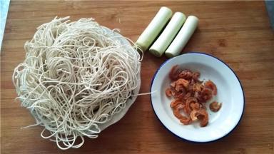 将细面条、海米，大葱段准备好；
