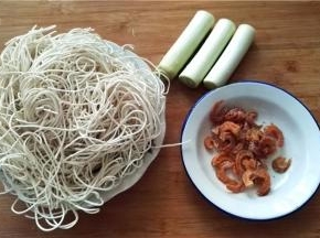将细面条、海米，大葱段准备好；
