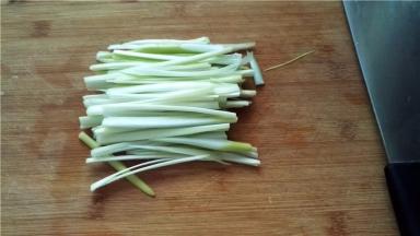 葱段切成细丝备用；