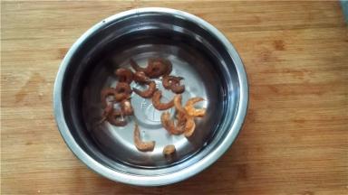 海米用清水泡发一下；