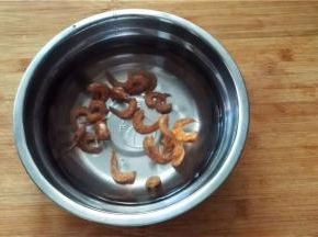 海米用清水泡发一下；