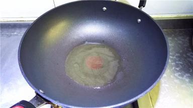 锅里倒入油加热；