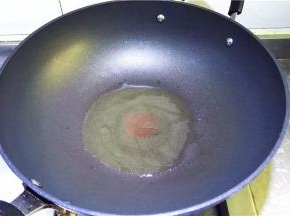 锅里倒入油加热；