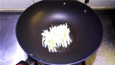 放入葱白段，小火煎；