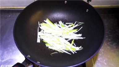 放入葱叶子，小火继续煎，；