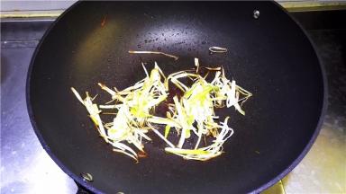 待葱叶子煎至发黄，关火，把葱与油倒出待用。