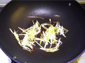 待葱叶子煎至发黄，关火，把葱与油倒出待用。
