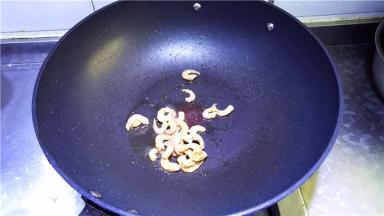 锅里留底油，放入海米，稍微煸炒一下；