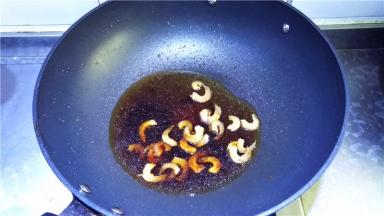 将用生抽，蚝油，盐，糖，清水调成酱汁倒入，煮开即可关火，盛出。