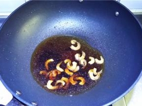 将用生抽，蚝油，盐，糖，清水调成酱汁倒入，煮开即可关火，盛出。