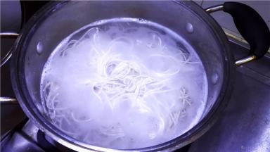 锅里大半锅清水煮开，放入面条煮开；