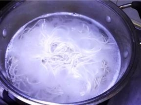 锅里大半锅清水煮开，放入面条煮开；
