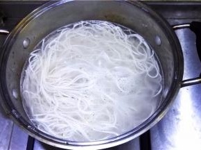 煮的时候加几滴植物油，这样面条不容易粘在一起。