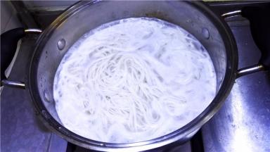 过一遍冷水再煮开；
