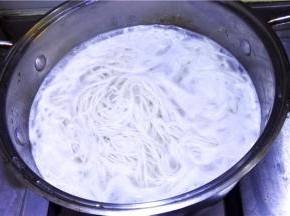 过一遍冷水再煮开；